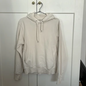 Hoodie från Uniqlo - Säljer den här hoodien från Uniqlo, den har inga defekter!