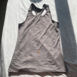 Träningslinne - Grått träningslinne från stadium⭐️Märket Soc, storlek XS, använd ett fåtal gånger, jättefint skick.