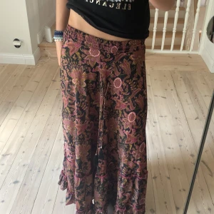 Lång kjol - Jätte vacker kjol från philisophy andvänder den ej så tänkte sälja💕