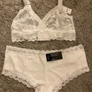 Spetsunderkläder - Helt nya spetsunderkläder. Toppen/behån är i storlek S och trosorna i storlek M. 