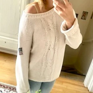 Kabelstickad tröja - Kabelstickad off-white tröja från Bondelid i bomull/akryl. Strl L