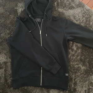 Jack n jones kofta  - Väldigt bra skick, en stilren kofta. Storlek M. Skriv för fler bilder eller andra frågor.