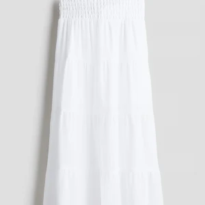 Lång kjol - Säljer denna jätte fina lång kjolen från hm barn då den inte kommer till användning. Den är helt ny och prislappen är kvar. Den är i strl 140, så väldigt liten och jag är ungf 1,50 och den passar på mej perfekt. Skriv för fler bilder eller frågor 😊