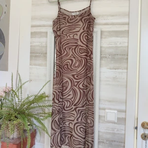 Midi mesh klänning  - Passform typ mellan bodycon och rak, strl M men skulle säga S/M. Väldigt sparsamt använd. Brun, beige. 
