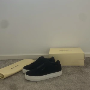 Axel arigato skor - Säljer mina arigato skor då jag inte använder dom, har max används ett par fåtal gånger, fint skick. För mer bilder eller frågor kontakta mig.