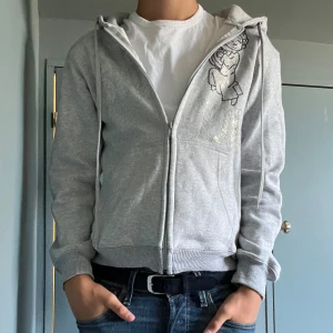 Hoodie - Skön Rhinestone hoodie som är använd har en fläck på vänster sida av kedjan men annars bra skick. Nypris: 699kr