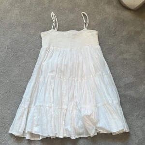 Zara klänning  - Jag säljer den här jättegulliga zara klänningen som jag tror inte säljs längre. Jag säljer den pga att den är förlusten💕💕