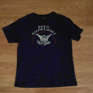 Ralph lauren t-shirt - En gammal polo Ralph lauren t-shirt, köpt på en second hand butik, storlek large i barnstorlek så typ storlek 164-170, inga skador eller fläckar