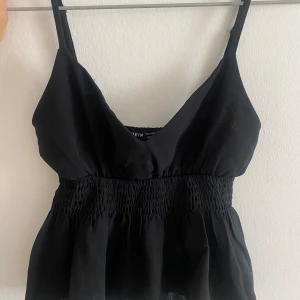 svart top  - svart top med fladrig design, passar mig som tar på mig både xxs och xs (skriv ifall du har några funderingar 🤍)