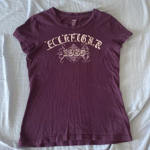 Lila tröja - Säljer en knappt använder Tommy Hilfiger tröja💞 Alla rhinestones är kvar. Använder köp nu!!!