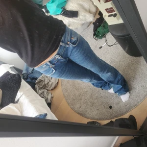 Gina perfect jeans💫 - Lågmidjade bootcut/flared jeans från gina i bra skick. Midjemått rakt över: 36 cm, innerbenslängd: 79 cm  (💕Jeansen var inte lågmidjade när som köptes utan sydde dom till lågmidjade hemma)