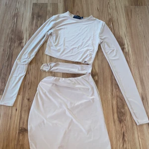 Klänning - Oanvänd klänning från pretty little thing i storlek xs. Kan skicka fler bilder vid intresse.