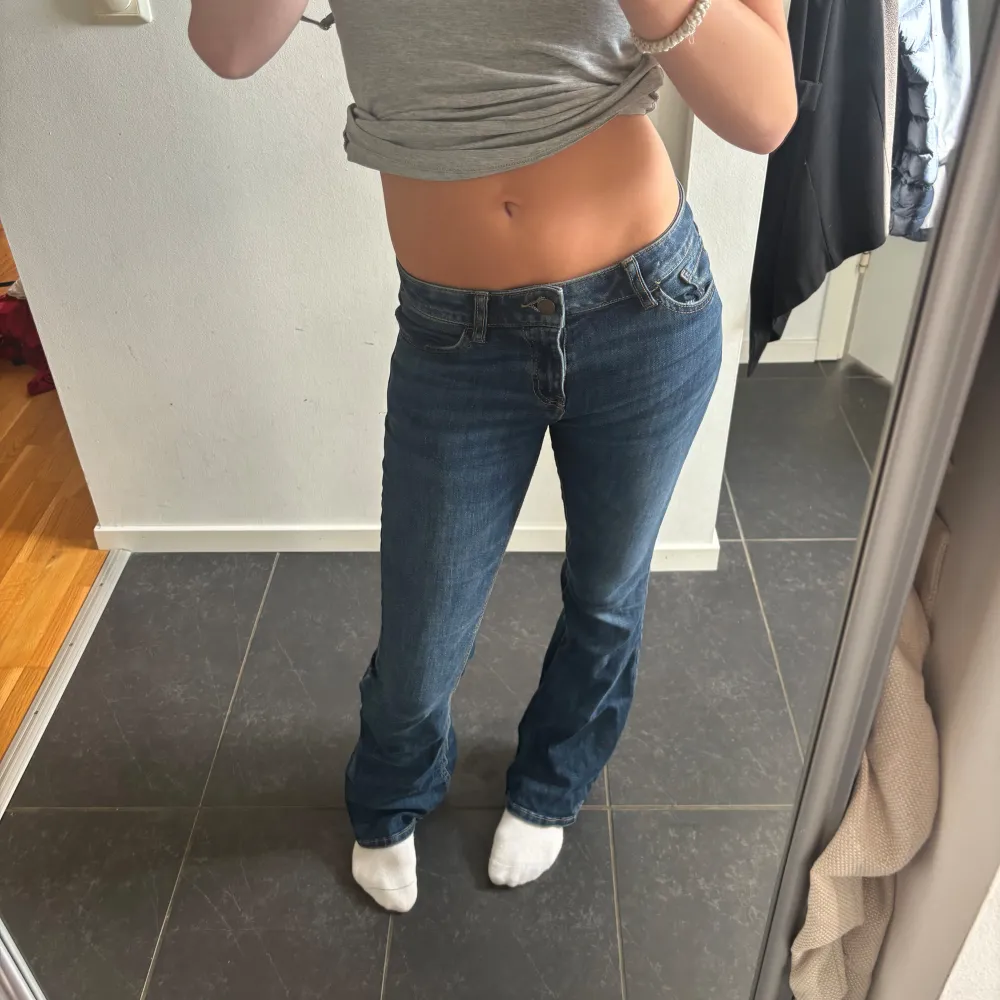 super fina jeans från lindex, dem passar perfekt på mig som brukar bära xs-s💞. Jeans & Byxor.