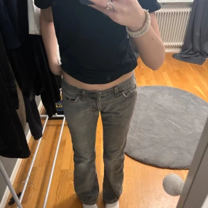 Bootcut/flare jeans - Säljer dessa jeansen pga att dom är för stora i midjan, dom är gamla så vet inte vart dom kommer ifrån och det står ingen lapp Storlek: W28 L34🩷 Dom är lite sönder pga att dom vart för långa längs byxben slutet Pris kan diskuteras💞