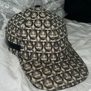 Ferragamo Keps FRÄSCH - Salvatore Ferragamo keps 100% äkta, perfekt att komplettera er outfit eller om ni inte vill betala för en Gucci Keps!