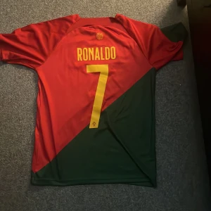 Fotboll tröja Ronaldo  - Säljer nu min Ronaldo tröja🐐knappt använd 5 gånger ca⚽️ köpt för 575kr säljer för 350kr riktigt bra kvalite snyggt nu till sommaren😃⚽️ hör av er👌🏼