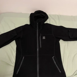 Haglöfs kofta  - Höglövs kofta i svart färg väldig varm och mysig säljer pågrund av att den är för liten jag skulle rekommendera den till kalla perioder ny pris på denna ligger runt 1100kr storlek är S kvitto finns. Koftan passar men och kvinnor 