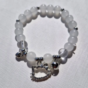 Hello Kitty-armband - Gulligt armband med genomskinliga pärlor, bjällror och Hello Kitty-hänge 💕 Knappt använt, i nyskick. Vet ej varifrån det kommer då det var en present men skulle gissa på Amazon eller Shein.  Hör gärna av er vid frågor :)