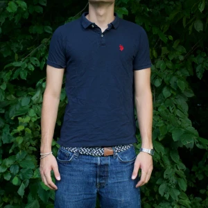 Blå U.S. Polo Assn Piké - Modellen är 180cm 