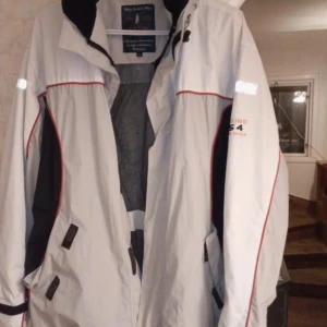 Sommarjacka flerfärgad stl L  - Fin sommarjacka flerfärgad stl L.myvket fint skick och sparsamt använda och välbevarad.