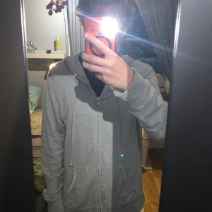 Zadig voltaire hoodie - Hoodie ifrån zadig mycket bra skick knappt använd, däräv säljs den. Skriv vid frågor. Möjligtvis att tagsen finns kvar men osäker.