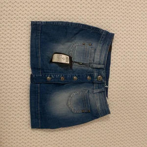 Helt ny 2000s mini skirt  - Helt ny 2000s mini skirt från only! Ny pris 299 