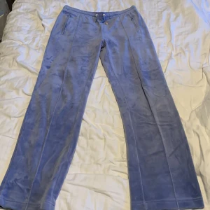 Juicy couture byxor (strlk M) - Sköna mjukisbyxor med stretch. Använda byxor som är i ok skick. Byxorna har några små fläckar som är svåra att få bort i vanlig tvätt.  Jag är 177cm lång och de passar perfekt i längd.