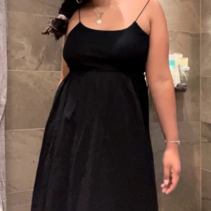 Svart långklänning  - Superfin svart långklänning! Går också att använda som långkjol!! Så himla söt😊