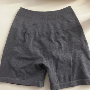 Alphalete shorts - Alphalete Amplify shorts i storlek S. Älskar deras amplify serie men har redan för många shorts så dessa får hitta en ny ägare. Amplify seriern kommer med en subtil buttscrunch och är i ett väldigt lent material. Shortsen är praktiskt taget i nyskick