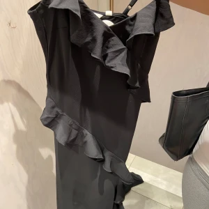 Fest klänning från Kappahl  - Säljer då den ej kommer till användning, använd en gån på skolbalen helt ny skick, köpte för 500💕