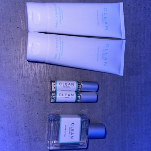 Set från clean - Parfym, roll on parfym och en duschtvål och en body lotion orignal pris: ungefär 750 mitt pris: 250 ställ gärna frågor!💓
