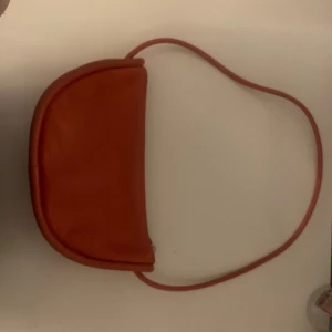 ARKET VÄSKA (NYPRIS 950kr) - Bra skick! Nästan helt oanvänd.💘 nypris 950kr så bra pris! Färg: typ lite rosa-orange💘 ganska basic men med nån sjal så blir den såååå snygg!
