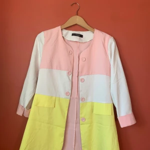 Cool flerfärgad kappa med korta ärmar  - Fin längre kappa med korta ärmar utan större defekter, uppskattad storlek är ca S 