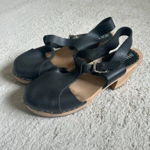 Sandaletter med klack - Sandaletter/ träskor från Sweeks med låg klack!❤️ De är använda men i gott skick, finns små märken i sandalen men inget som syns på foten alls.  Storlek 40 men kan upplevas små i storlek så passar även 39-40.  Pris går att diskutera!❤️