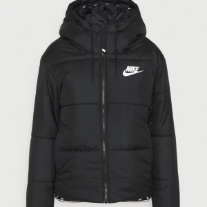 Nike jacka  - Säljer min jättefina Nike jacka som är köpt från Nikes hemsida. Använd fåtal gånger. Säljer eftersom den inte kommer till användning. Inga skador på jackan. Varm ,skön och fin jacka. Ny pris: 1499kr. Köparen står för frakten💗