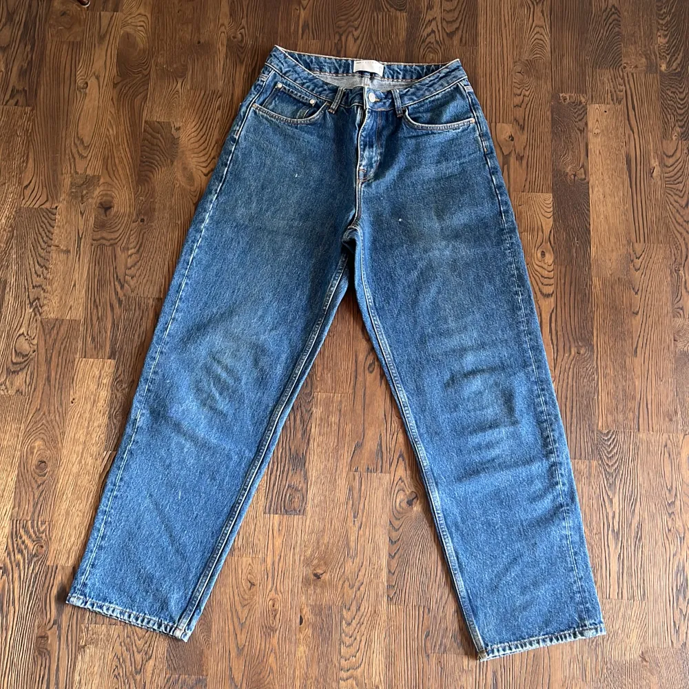 ASOS jeans i snygg blå färg. Några små slitningar (se bild). Använt gott skick. Unisex. W30/L30.. Jeans & Byxor.