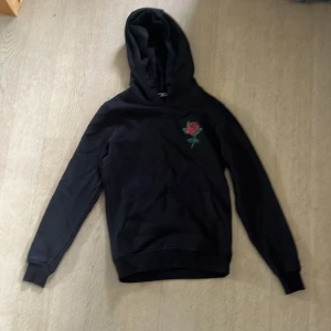 Mister tee hoddie  - Mister tee hoddie med en ros på storlek xs sitter slim