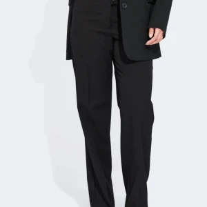 Svarta kostymbyxor - Svarta kostymbyxor med raka ben från bikbok, modellen heter jackie💕