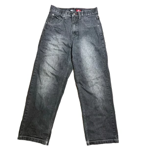 Southpole jeans - Feta baggy Southpole red tabs som Jesse Pinkman har på sig i Breaking Bad. Små lagade hål runt bakfickorna och skador längst ner back annars bra skick. Kom med bud!