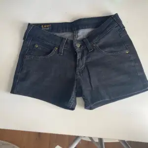 Säljer mina favvo shorts då de tyvärr börjar bli för små. De är i bra skick och har inga defekter. Midjemått 34 cm och grenhöjd 16 cm. Kontakta mig privat vid frågor eller intresse 💓