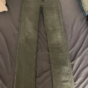 Zara jeans - Midwaist jeans från Zara, de är i jättefint skick förutom en lagning ( se på bild)  Priset kan såklart diskuteras😊