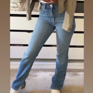 Jeans  - LÅNADE BILDER, från hon jag köpte av.   Jeans från Vero Moda, storlek 25/30- passar någon som är 162 & neråt skulle jag säga💗 säljer då de ej passade mig. Vid intresse går det bra att ge prisförslag 🫶🏼