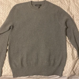 Hej säljer min J.Lindeberg sweatshirt som är stickad. Kom privat för mer information. - Skick 10/10 har aldrig använts. Pris kan diskuteras. 