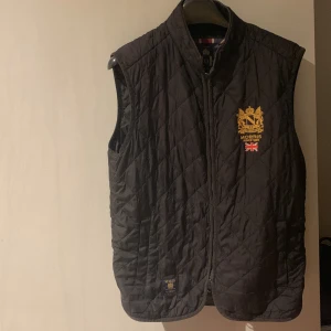 Morris väst - Storlek xs-s den är förliten för mig och den har lite sliten rygg pris kan diskutera  