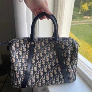 Dior bowling bag - Intressekoll på min dior bowling bag. Köpt från the vintage bar samt äkthetskontrollerad av dem. Bevis och kvitto kan fixas om så önskas🥰  Mycket fint skick förutom fläcken som visas på bild 4, dock inget man tänker på vid användning! Mått ca 32x23cm