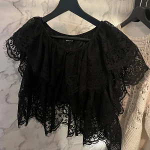 Fin topp/kofta från Gina tricot  - Fin topp/kofta från Gina tricot. Storlek M men passar även mindre storlekar☀️