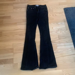 Bootcut jeans - Midwaist bootcut jeans från lager 157. Jeansen är i bra skick. Jeansen är i s men skulle även passa xs och m då dem är stretchiga❤️
