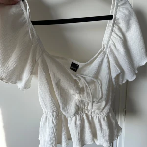 Blus ginatricot - Vit gullig blus från ginatricot. Superskönt material! Använd få gånger.  Skriv för fler bilder🤍