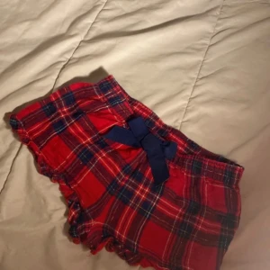 Pyjamas shorts  - Super fina pyjamas short som inte kommer till användning längre! Storlek 140, skriv om ni vill ha bild på💞💞