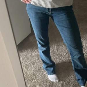 Mörkblåa jeans  - Ett par jeans ifrån zara som inte kommer till användning, de är i strl 36 och säljer för 120kr.